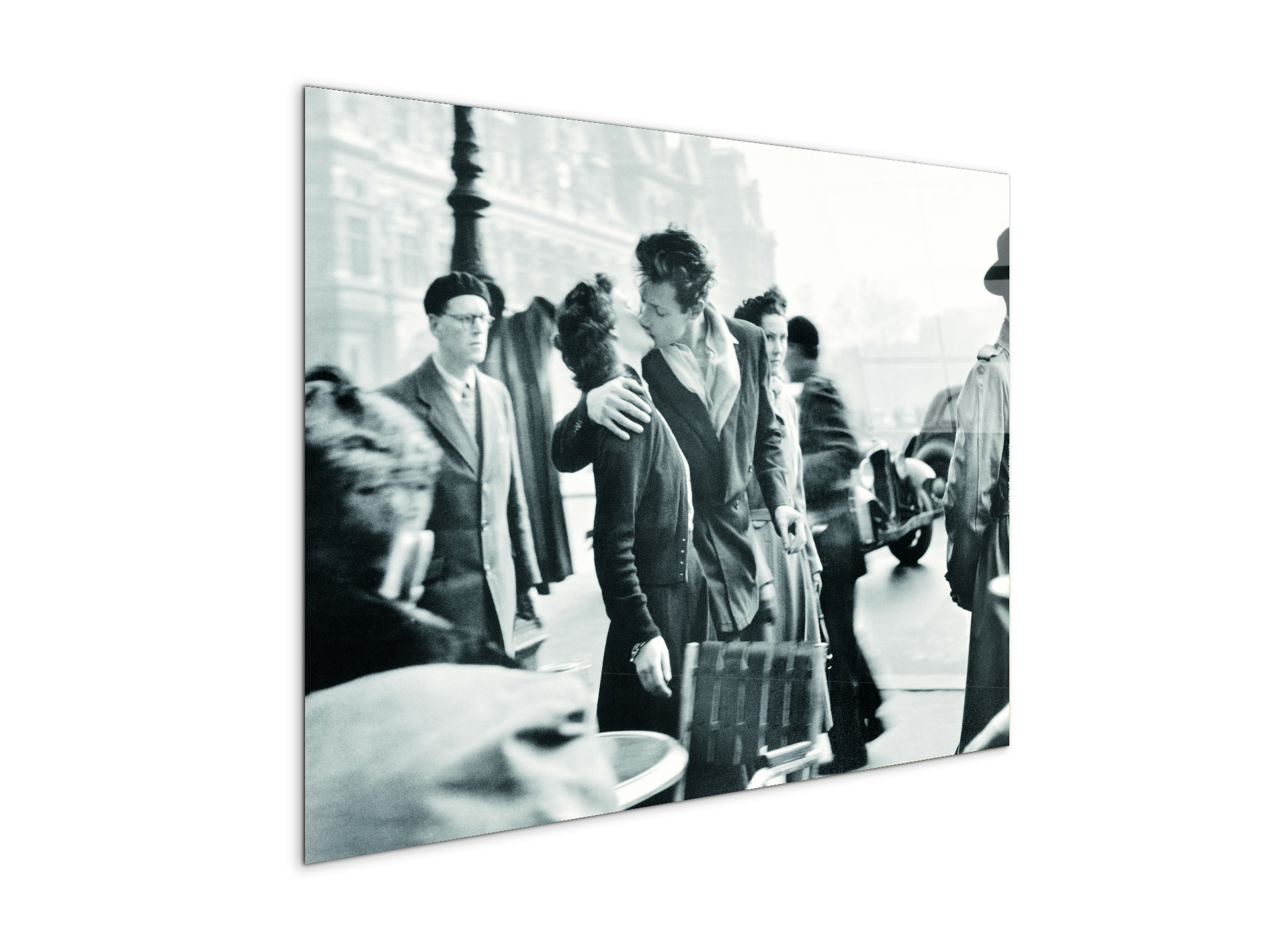kiss-at-the-hotel-de-ville-paris-1950ec21562-