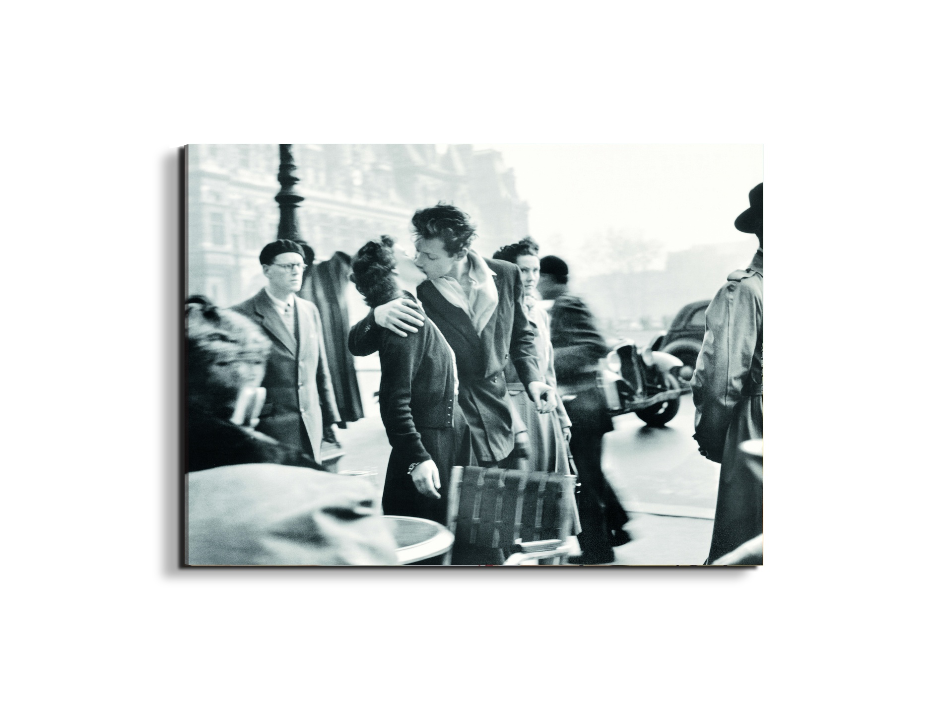 kiss-at-the-hotel-de-ville-paris-1950ec21562-