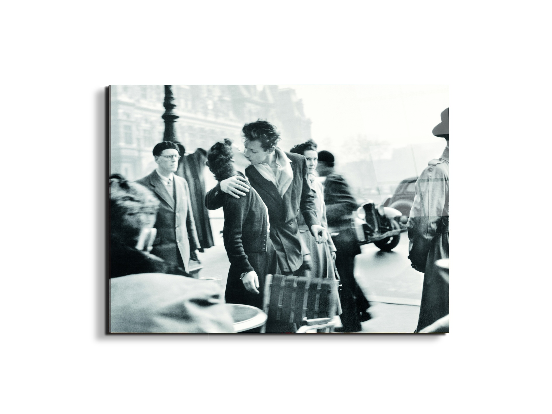 kiss-at-the-hotel-de-ville-paris-1950ec21562-