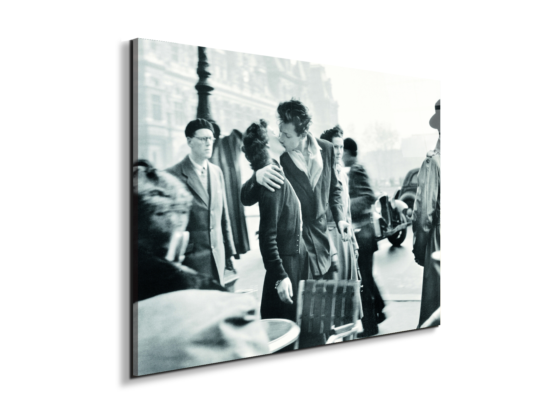 kiss-at-the-hotel-de-ville-paris-1950ec21562-