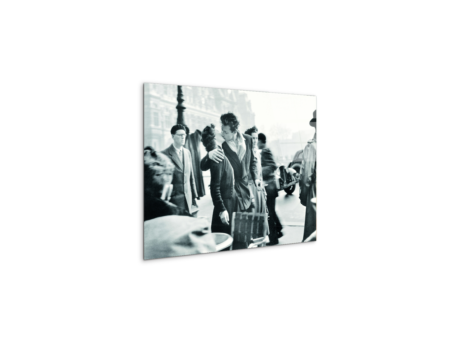 kiss-at-the-hotel-de-ville-paris-1950ec21562-