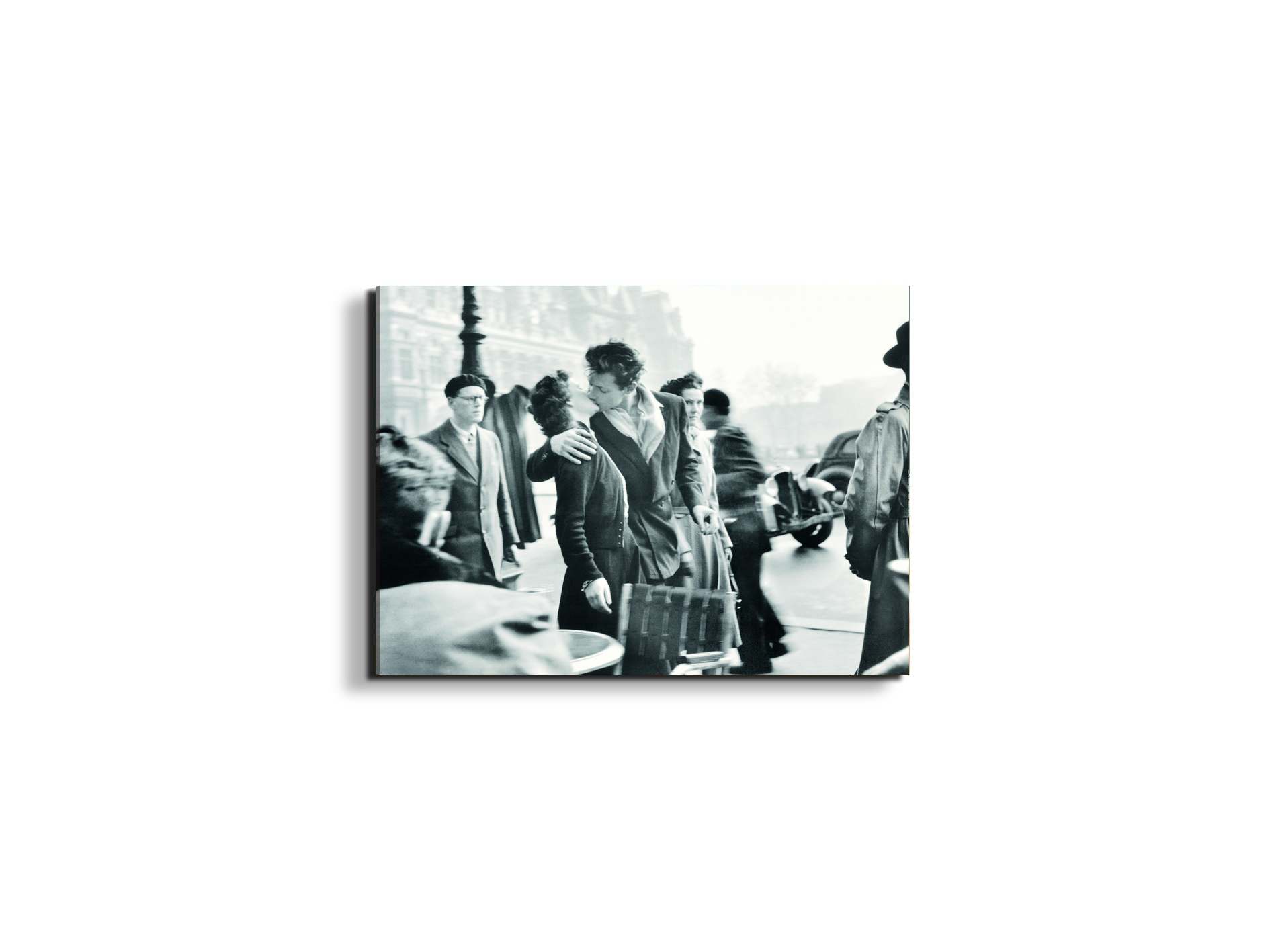 kiss-at-the-hotel-de-ville-paris-1950ec21562-