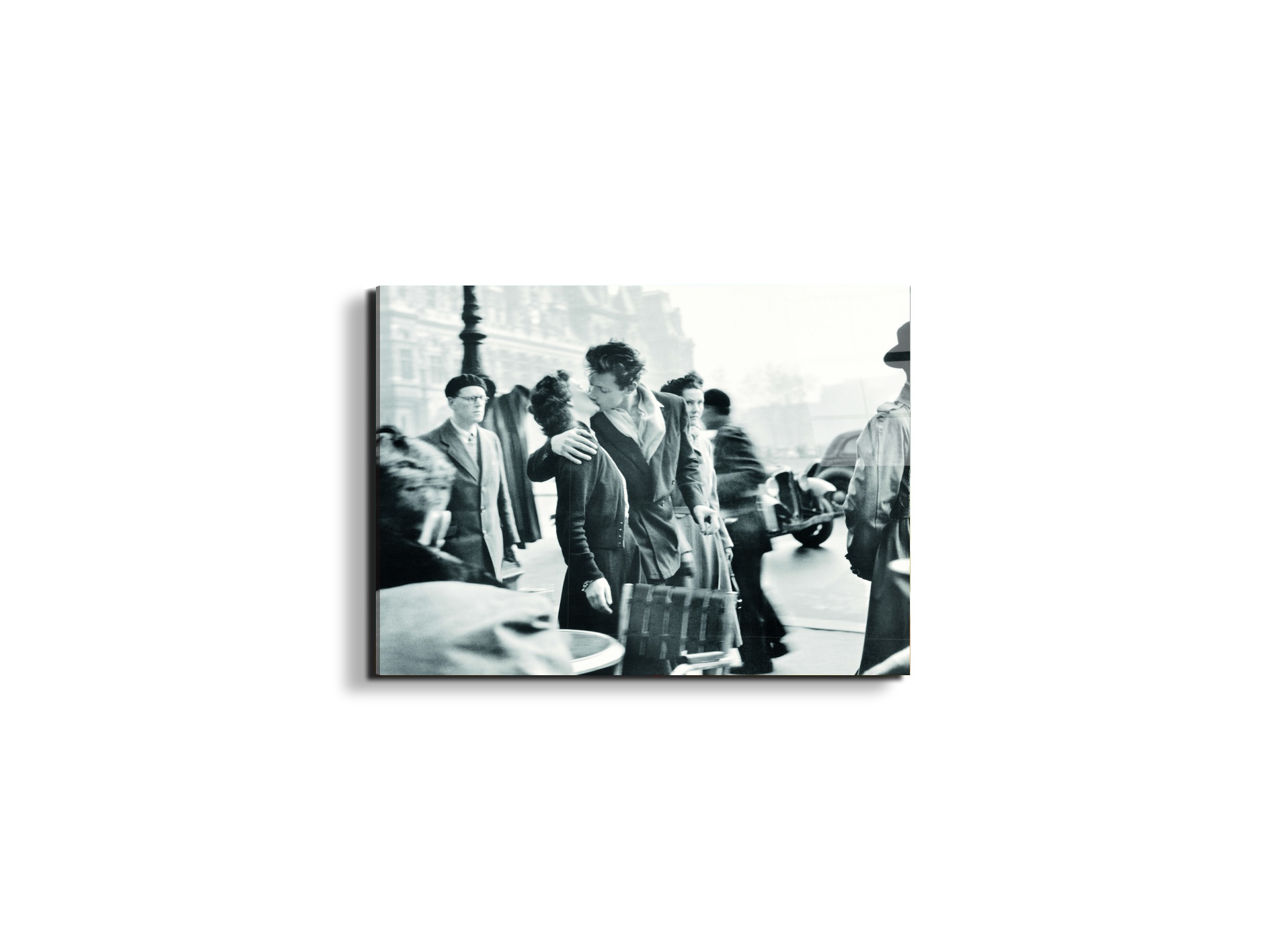 kiss-at-the-hotel-de-ville-paris-1950ec21562-