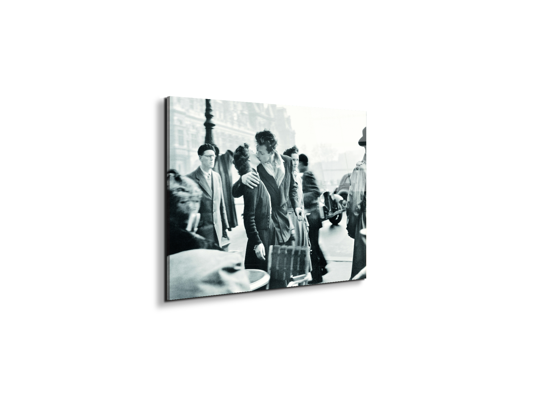 kiss-at-the-hotel-de-ville-paris-1950ec21562-